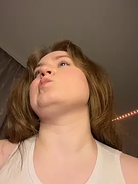 Snapshot of _whorimi chatting on 12.21.25 whorimi online show from 12.21.25