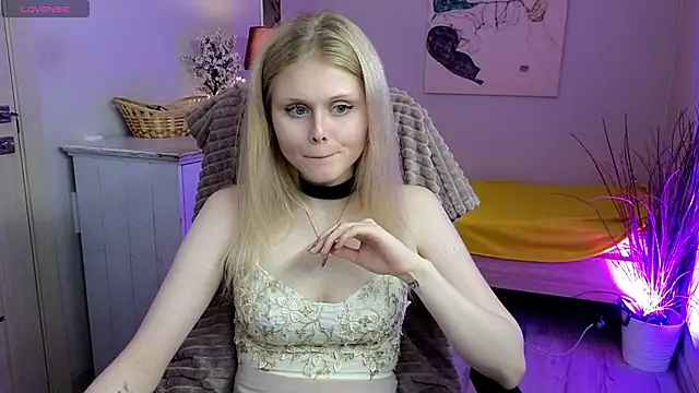 Snapshot of AnoraAmore chatting on 12.04.25 AnoraAmore online show from 12.04.25