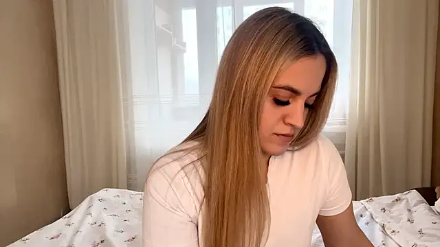 Snapshot of LuciaShadwell chatting on 11.28.25 LuciaShadwell online show from 11.28.25