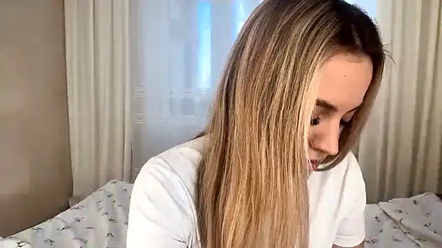 Snapshot of LuciaShadwell chatting on 12.01.25 LuciaShadwell online show from 12.01.25