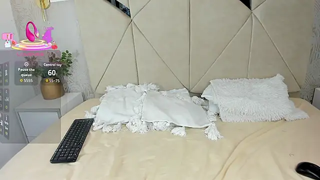 NathalieRoss1 online show from 12.18.25