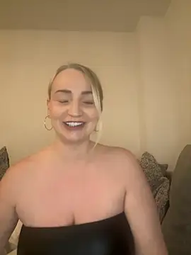 Snapshot of BootyQueenApril chatting on 11.29.25 BootyQueenApril online show from 11.29.25