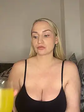 Snapshot of BootyQueenApril chatting on 12.13.25 BootyQueenApril online show from 12.13.25