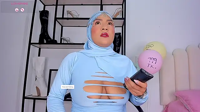 Snapshot of Amira-Zahra chatting on 06.30.26 Amira-Zahra online show from 06.30.26