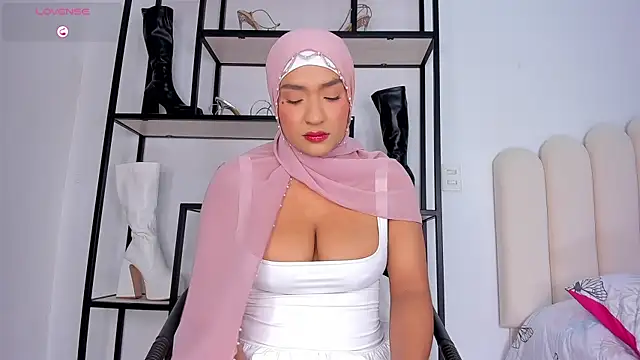 Snapshot of Amira-Zahra chatting on 07.28.26 Amira-Zahra online show from 07.28.26
