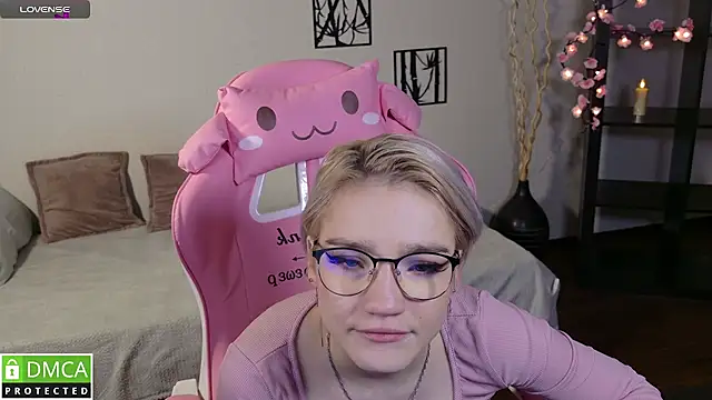 Snapshot of Megan_Lora chatting on 11.21.25 Megan Lora online show from 11.21.25