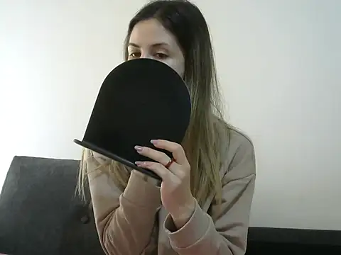 Snapshot of Erii18 chatting on 12.01.25 Erii18 online show from 12.01.25