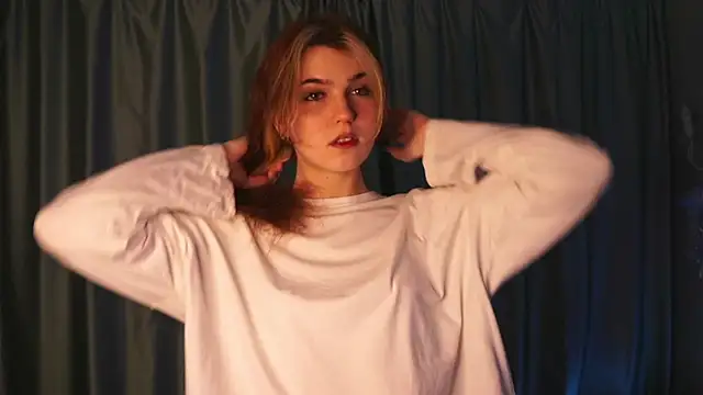 Snapshot of FannyRay chatting on 12.02.25 FannyRay online show from 12.02.25