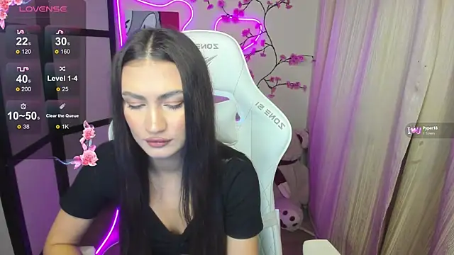 AdeleLuu online show from 11.25.25