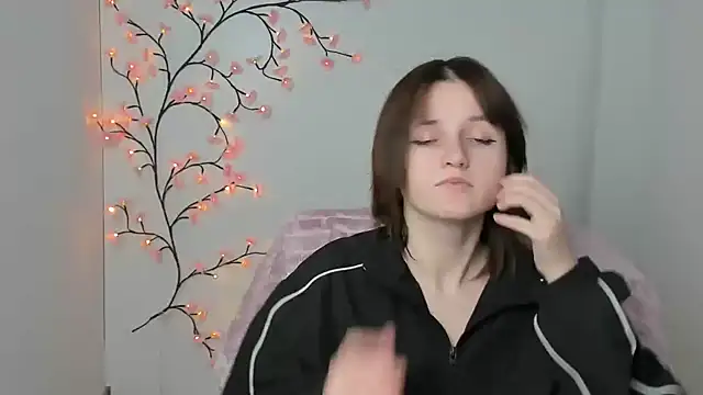 Alice Wonderme online show from 01.17.26