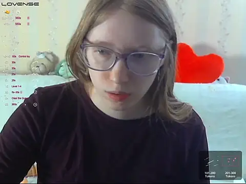 Snapshot of LustfulSarah chatting on 05.17.26 LustfulSarah online show from 05.17.26