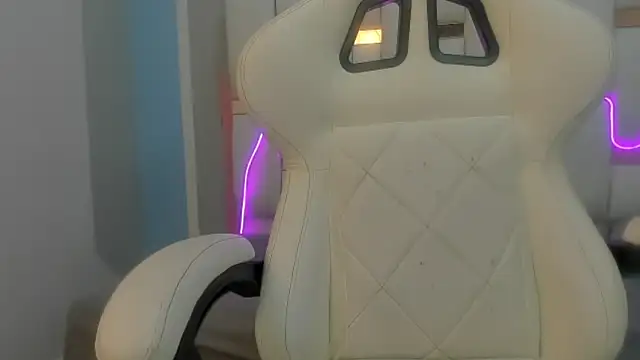 mask red girl online show from 02.04.26