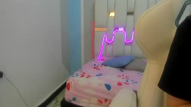 mask red girl online show from 02.10.26