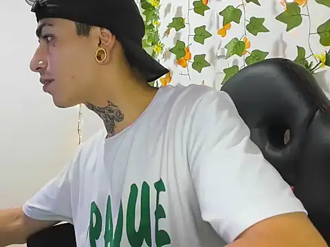 Snapshot of beatandtalk chatting on 11.30.25 beatandtalk online show from 11.30.25