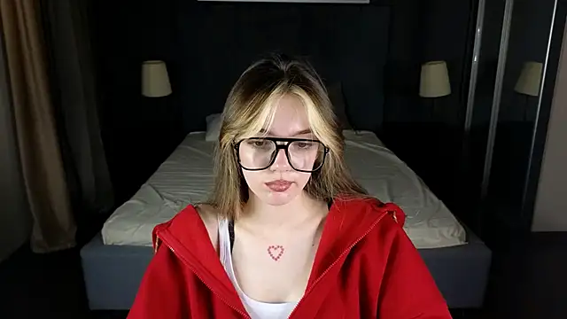 MILLIE MUR online show from 12.15.25