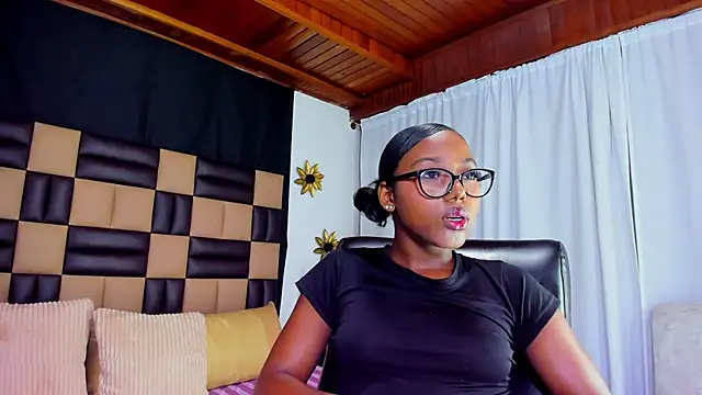 Snapshot of MelodyBrooks chatting on 11.25.25 MelodyBrooks online show from 11.25.25