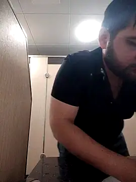 Snapshot of Koma001 chatting on 11.28.25 Koma001 online show from 11.28.25