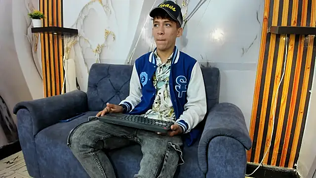 Alex LatinBoy18 online show from 11.23.25