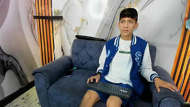 Alex LatinBoy18 online show from 11.25.25