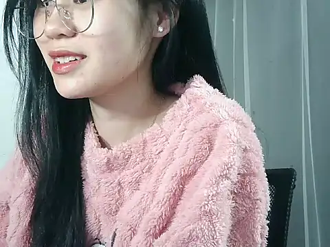 Snapshot of Nunaa18 chatting on 11.28.25 Nunaa18 online show from 11.28.25