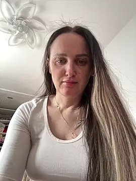 Snapshot of TomilaSi chatting on 02.27.26 TomilaSi online show from 02.27.26