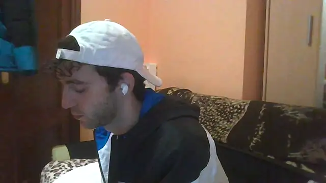 Snapshot of Hugoo_21 chatting on 12.17.25 Hugoo 21 online show from 12.17.25