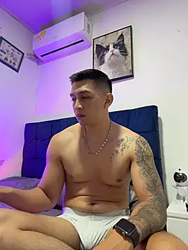 Snapshot of OliverWest04 chatting on 11.28.25 OliverWest04 online show from 11.28.25