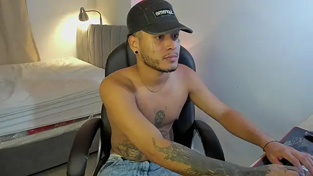 Snapshot of master_evil07 chatting on 11.27.25 master evil07 online show from 11.27.25