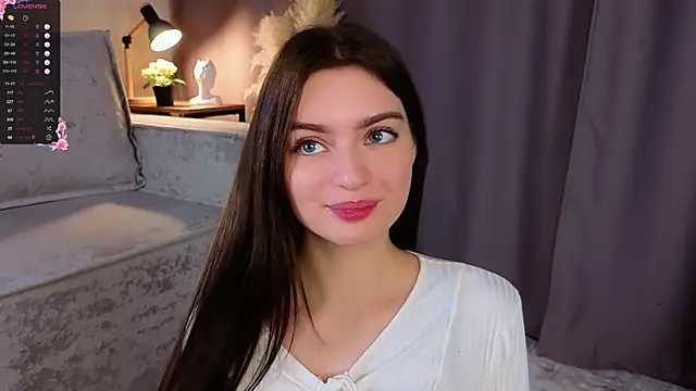 Snapshot of Sara_Kinsly chatting on 12.01.25 Sara Kinsly online show from 12.01.25