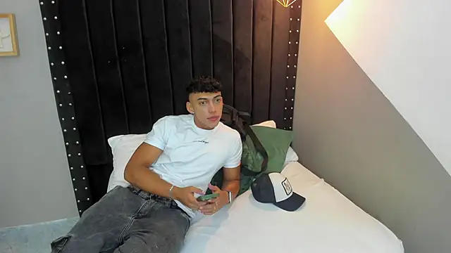 Snapshot of Bryan_robayo5 chatting on 11.30.25 Bryan robayo5 online show from 11.30.25