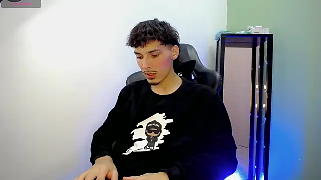 Snapshot of Yankeee_ chatting on 11.30.25 Yankeee online show from 11.30.25