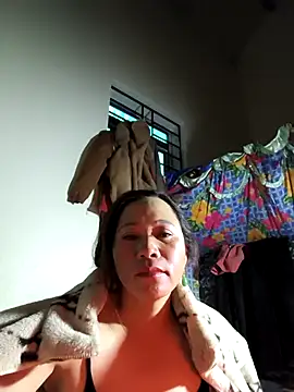 Snapshot of Let-zo chatting on 11.28.25 Let-zo online show from 11.28.25