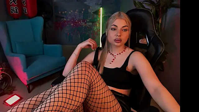 Snapshot of HyileyClark chatting on 11.27.25 HyileyClark online show from 11.27.25