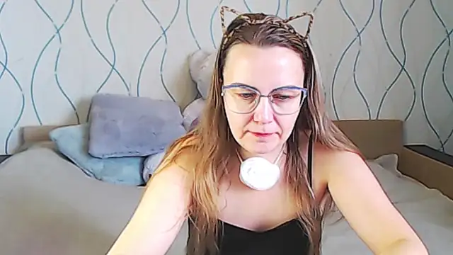 Snapshot of KissKsy chatting on 11.28.25 KissKsy online show from 11.28.25