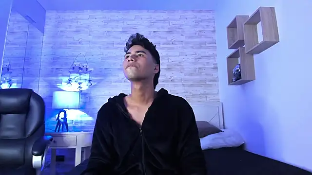 Simon Pernia online show from 11.30.25