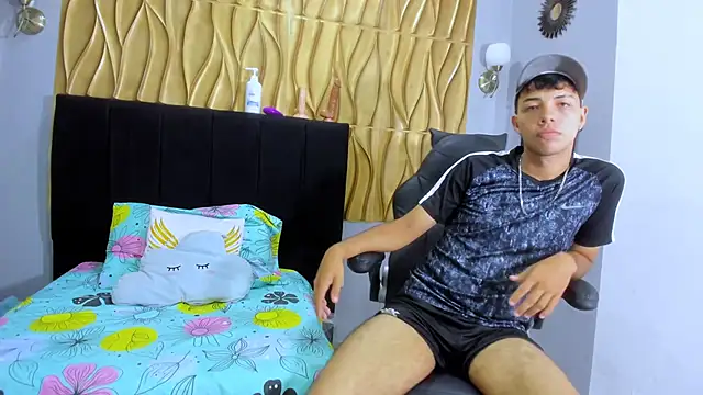 Snapshot of shy_guy18 chatting on 11.28.25 shy guy18 online show from 11.28.25