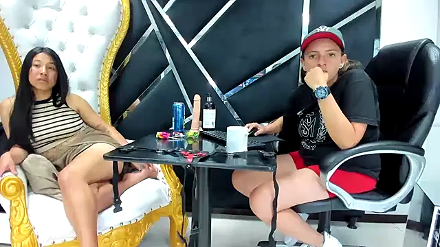 Snapshot of Alyssa_Noah chatting on 12.19.25 Alyssa Noah online show from 12.19.25