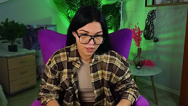 Snapshot of LulaMazzeo chatting on 12.01.25 LulaMazzeo online show from 12.01.25