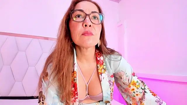 Snapshot of AnnaJaimes chatting on 07.20.26 AnnaJaimes online show from 07.20.26