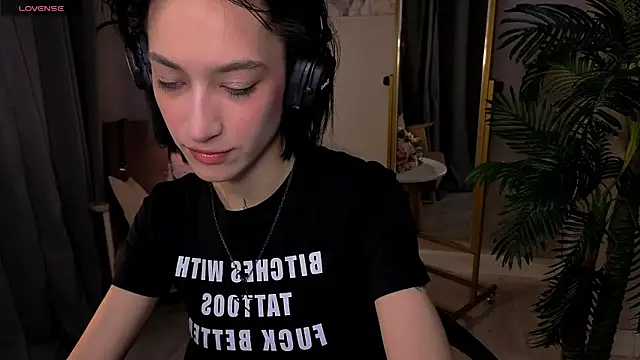 Snapshot of Lis_Batsy chatting on 11.30.25 Lis Batsy online show from 11.30.25