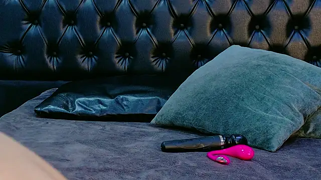 MilaDeRoux online show from 04.03.26