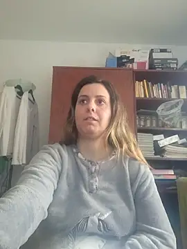 Snapshot of Sareyxon chatting on 12.18.25 Sareyxon online show from 12.18.25