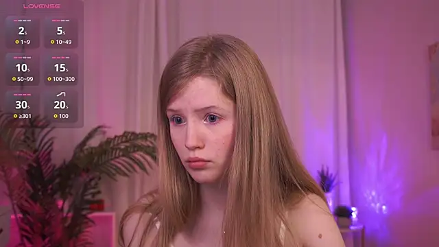 Snapshot of LilianHoward chatting on 12.14.25 LilianHoward online show from 12.14.25