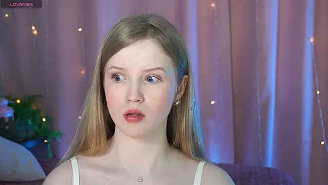 Snapshot of LilianHoward chatting on 12.19.25 LilianHoward online show from 12.19.25