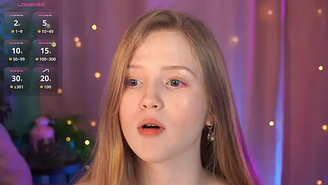 Snapshot of LilianHoward chatting on 12.20.25 LilianHoward online show from 12.20.25