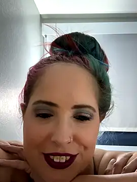 Snapshot of IconicBaddie chatting on 12.01.25 IconicBaddie online show from 12.01.25