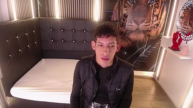 Snapshot of AleJines__ chatting on 12.02.25 AleJines online show from 12.02.25