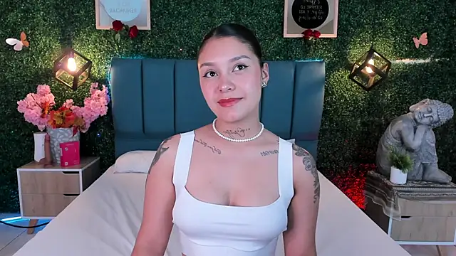 Snapshot of GabyyCute_ chatting on 12.19.25 GabyyCute online show from 12.19.25