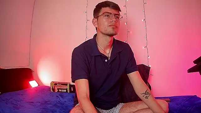 Snapshot of nicolatinboy chatting on 02.14.26 nicolatinboy online show from 02.14.26