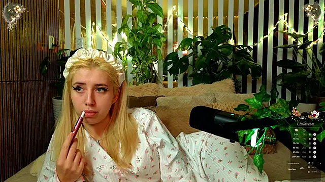 Snapshot of FlowweerGirl chatting on 12.21.25 FlowweerGirl online show from 12.21.25